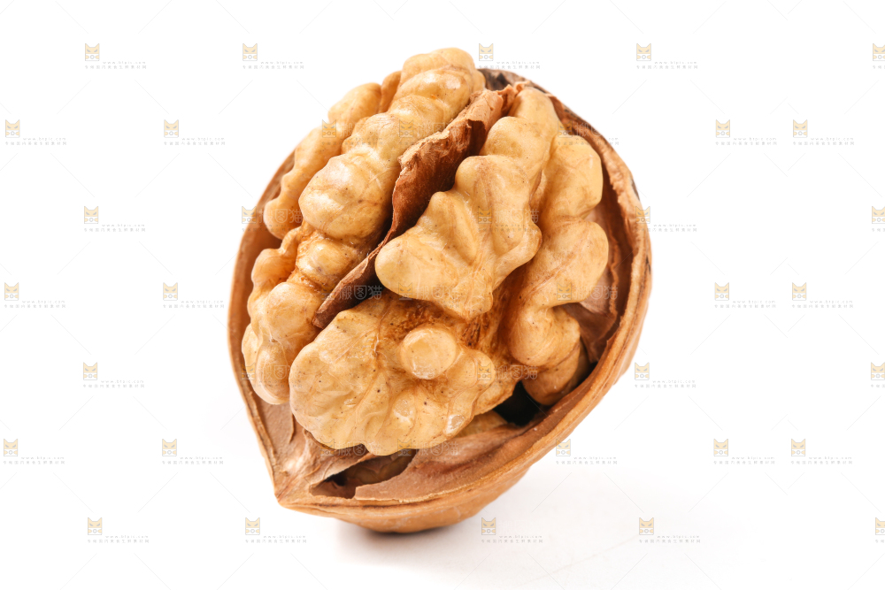 白底上放着剥皮的核桃