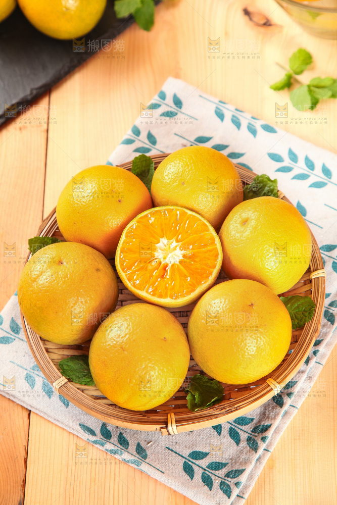 切开的秭归夏橙放在木底上