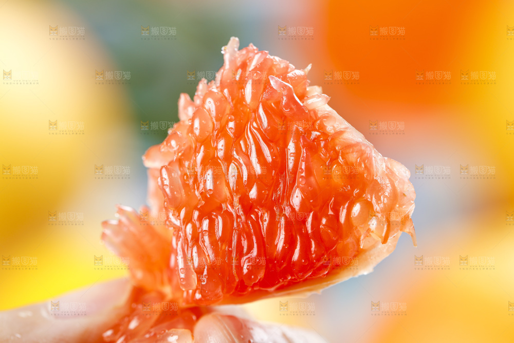 手拿剥皮红心西柚果肉