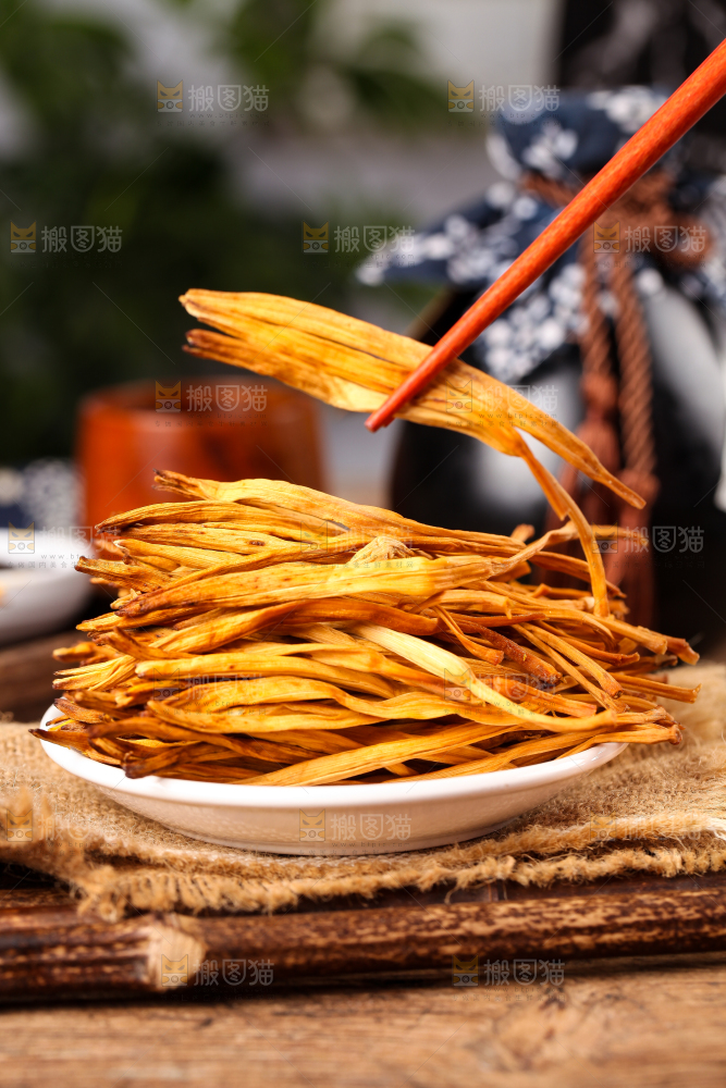 木底上放着一盘黄花菜
