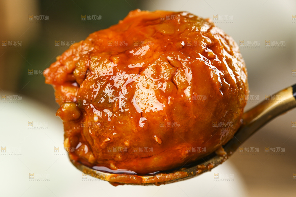 木底上勺子里装着流油的咸鸭蛋黄