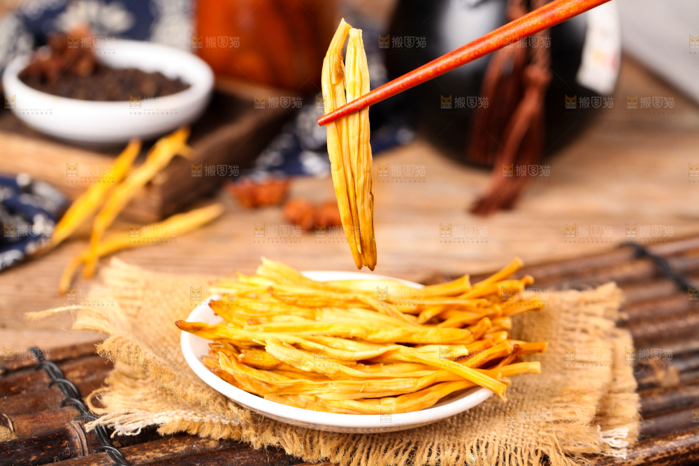 麻布上放着一碟黄花菜