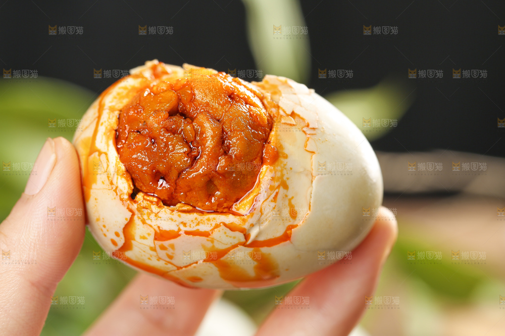 木底上手拿着流油的咸鸭蛋