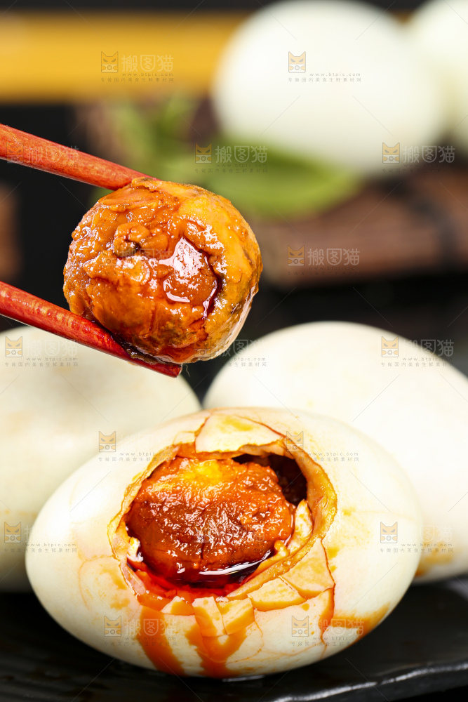 黑底上筷子夹着红心咸鸭蛋