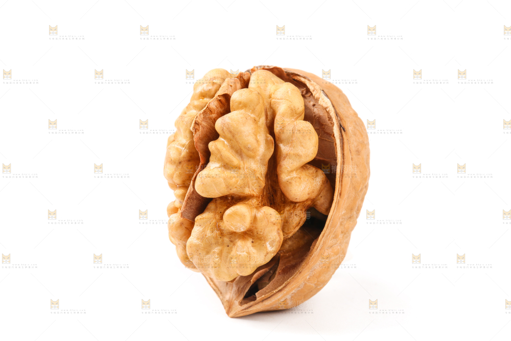 白底上放着剥皮的核桃