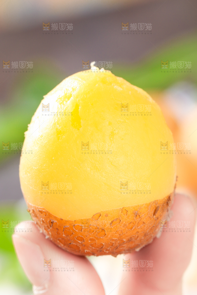 手拿剥皮的黄心小土豆