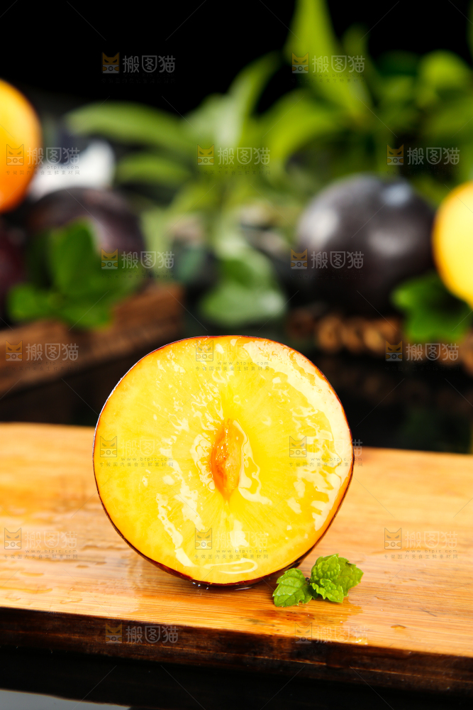 黑底上放着切开的智利黄肉黑布林