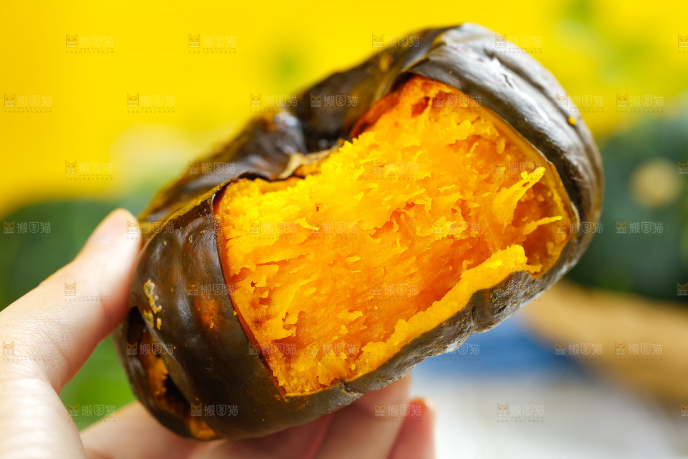 手拿剥皮的贝贝瓜