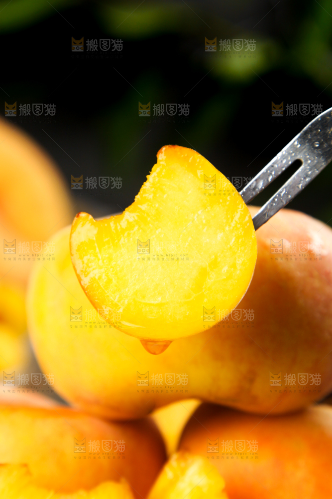 叉子叉着切开的黄金蟠桃