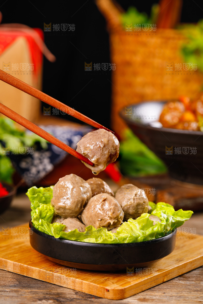 筷子夹着牛肉丸
