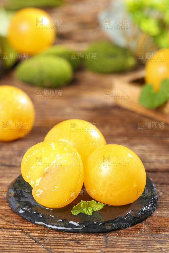 黑石板上放着一堆九峰山黄金奈李