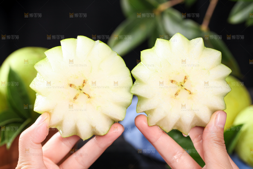 手拿切开的皇冠青梨