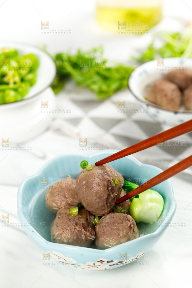 石板上放着一碟牛肉丸