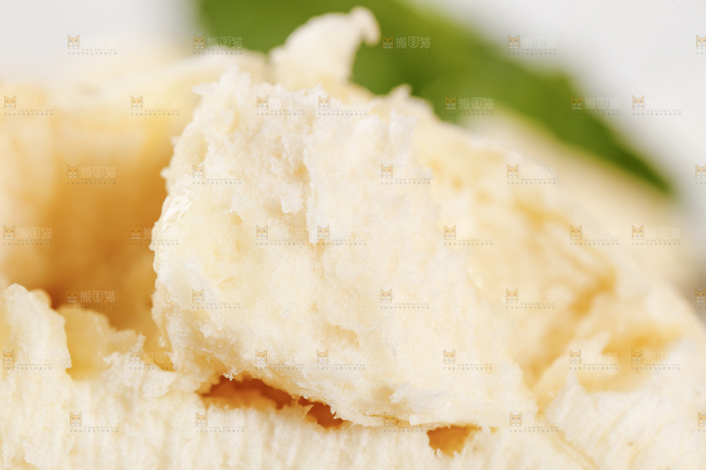 浅底上的红皮美人蕉果肉
