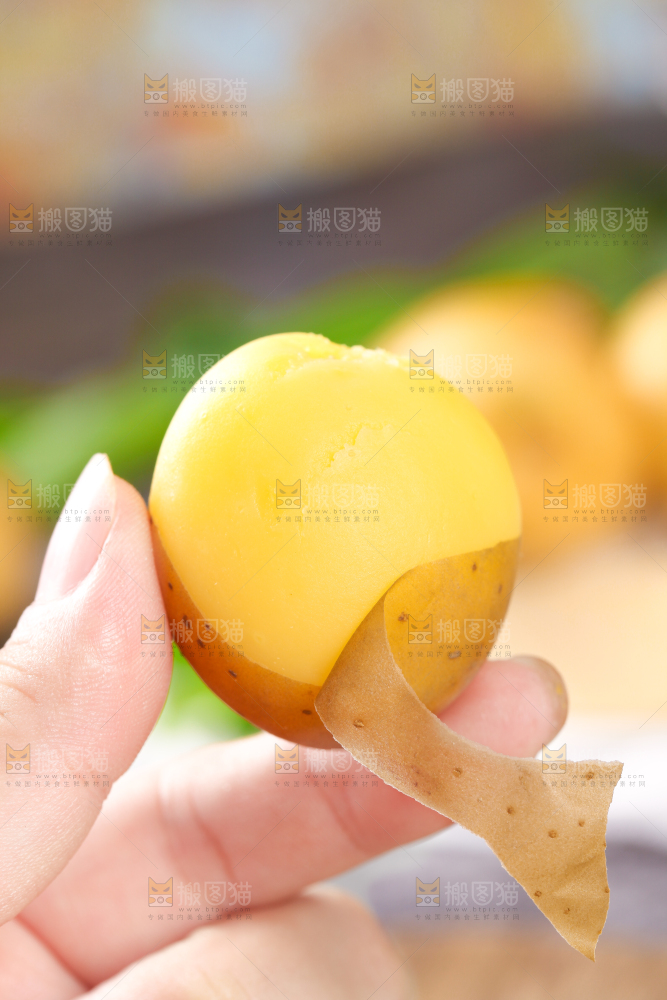 手拿剥皮的黄心熟土豆