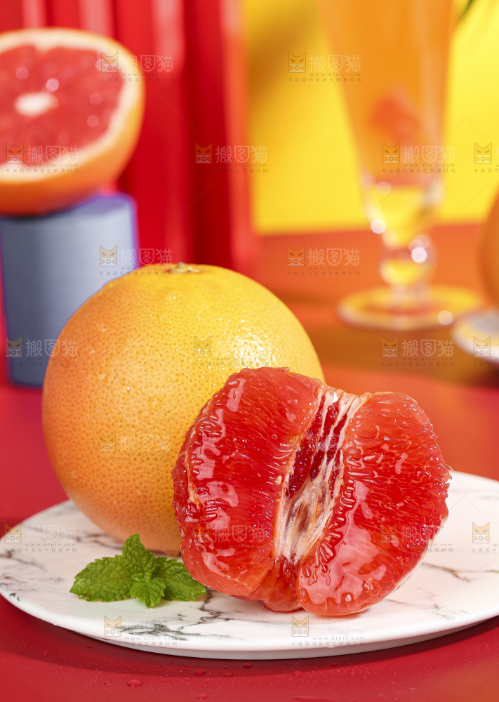 碟子里放着剥皮的南非红心西柚果肉