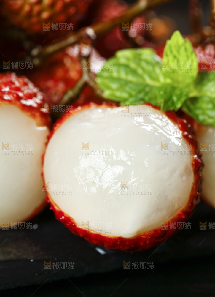 黑木板上的荔枝