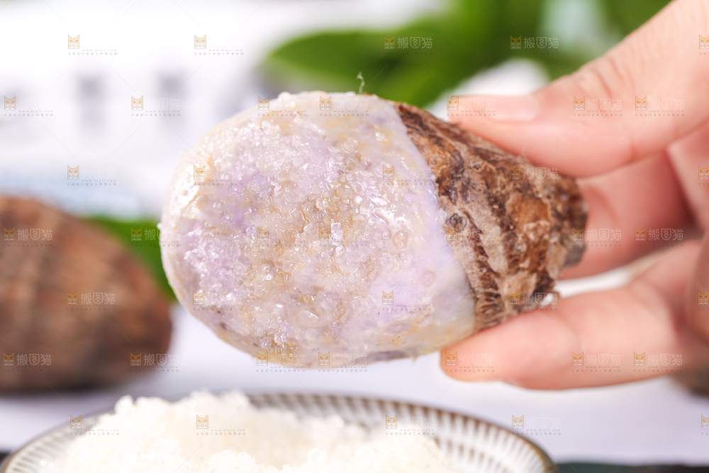 手拿蘸糖的芋头