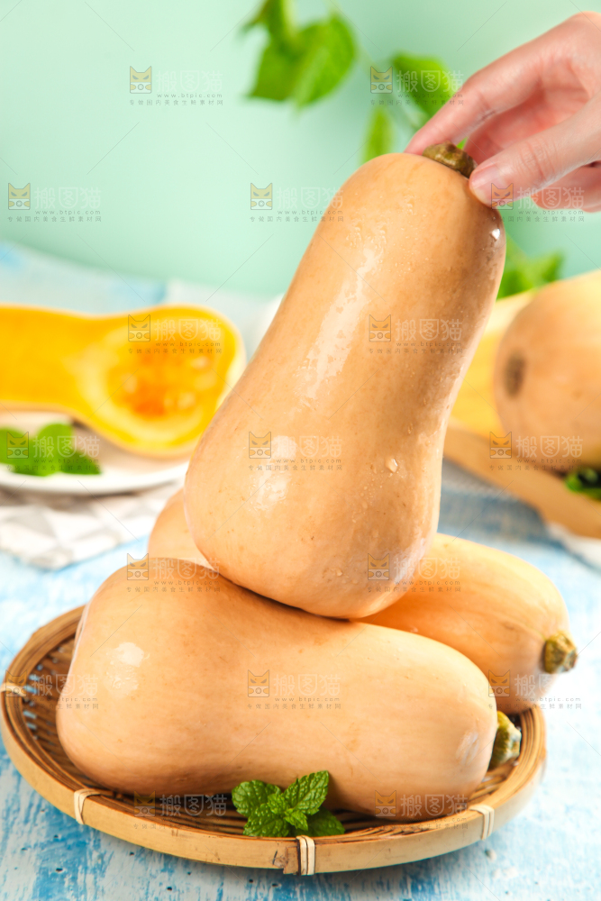 蓝底上放着一盘奶油南瓜