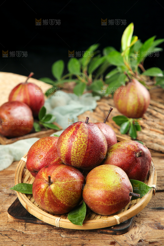盘子里的彩虹梨