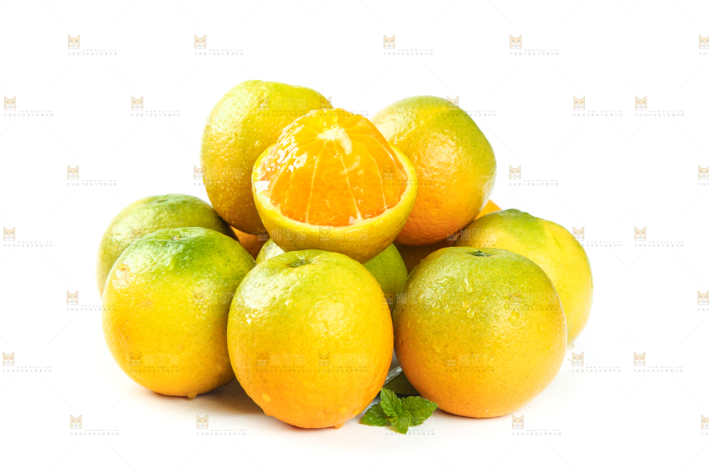 削皮的夏橙放在白底上