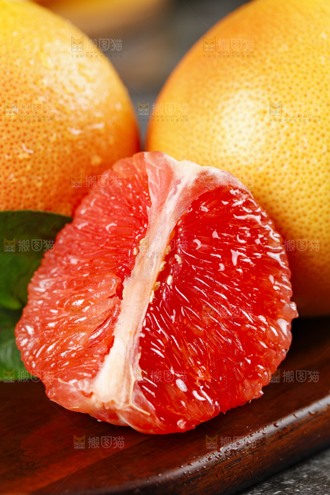 木底上放着剥皮的红心西柚果肉