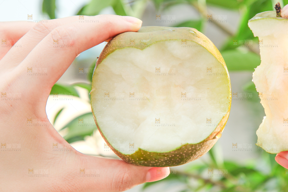 手拿咬开的黄花梨