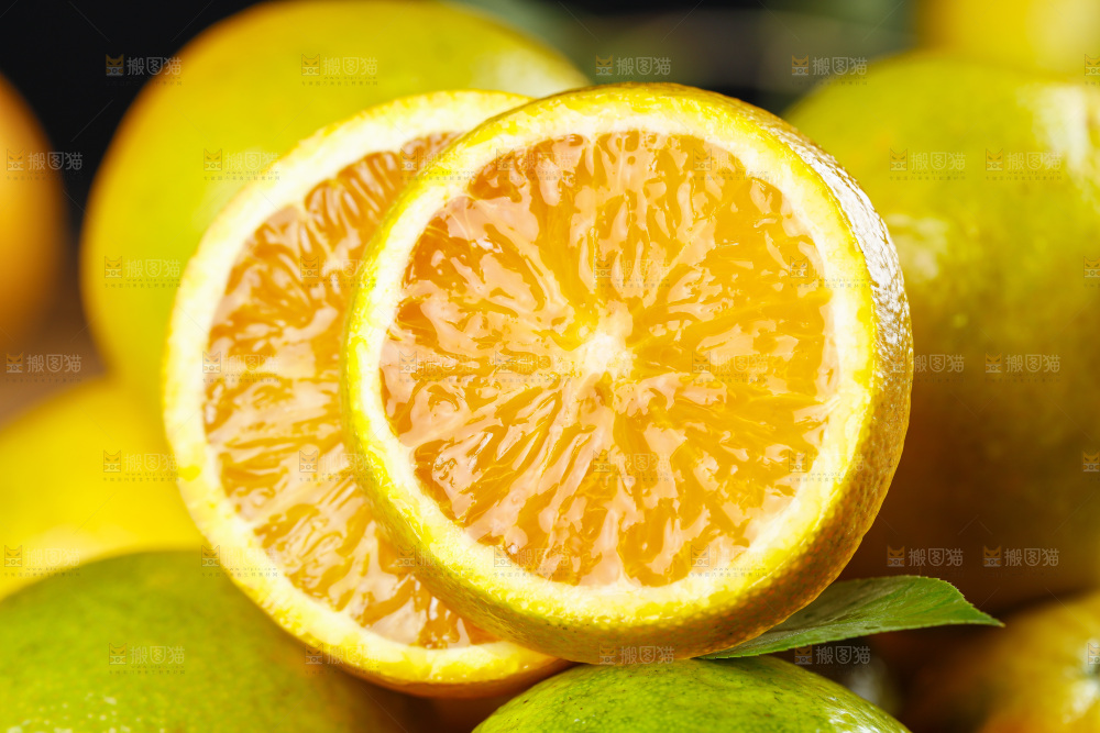 石板上放着一盘夏橙