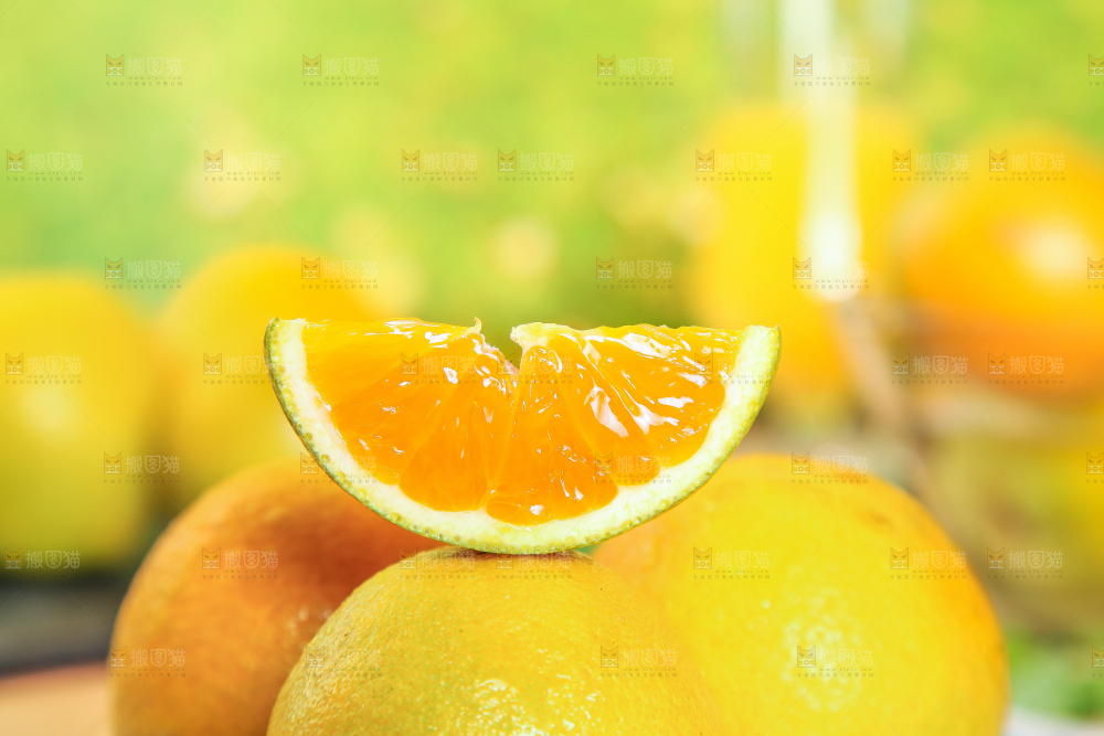 黑盘子里着夏橙