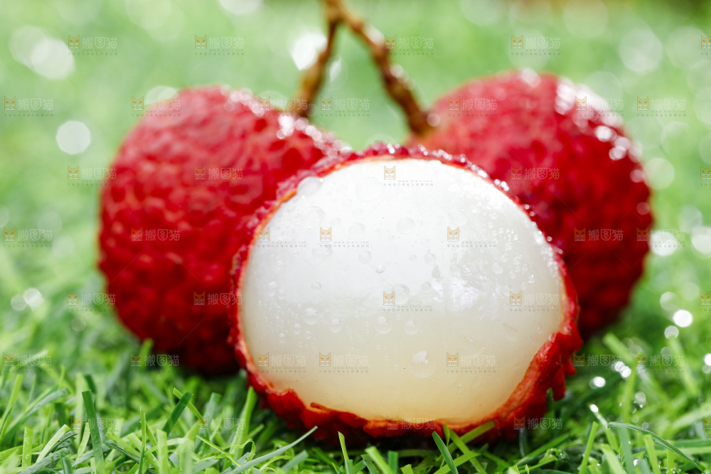 草地上放着剥皮的荔枝