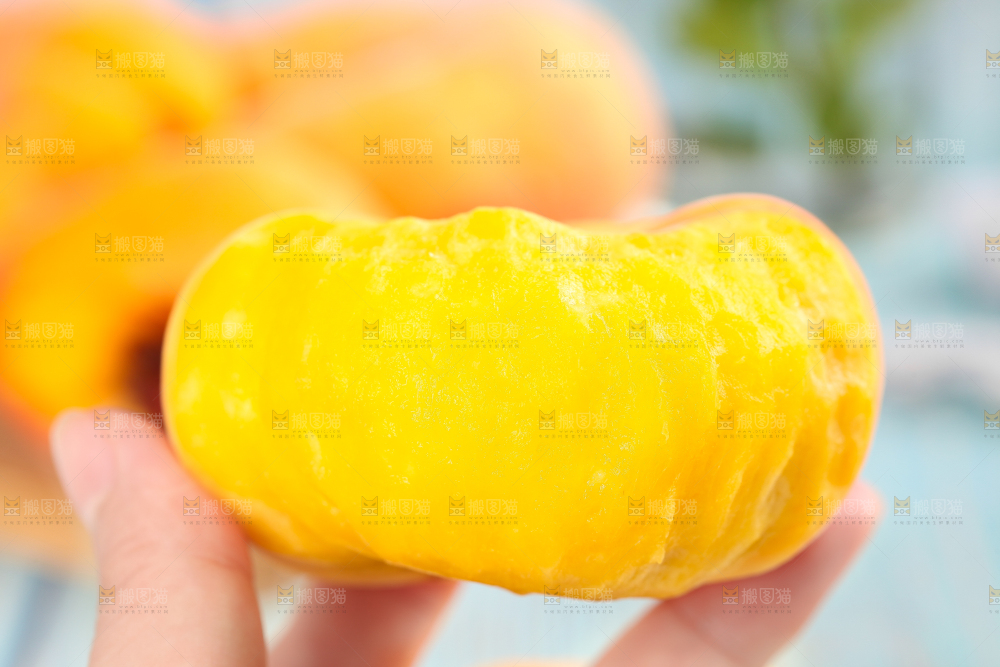 手拿黄蟠桃