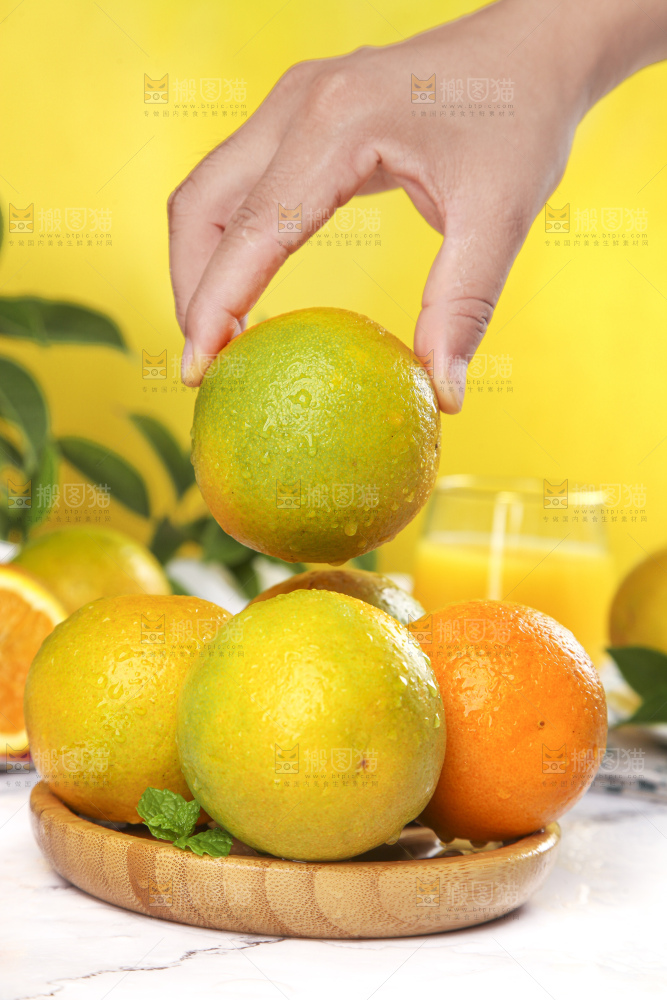 手拿夏橙
