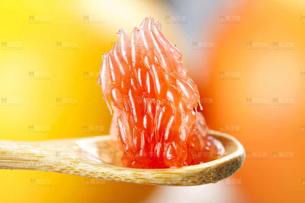 勺子里的红心西柚果肉