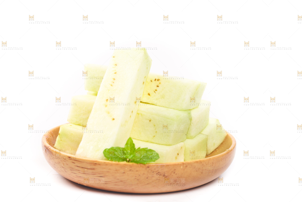 白底上放着一碟削皮的茄子