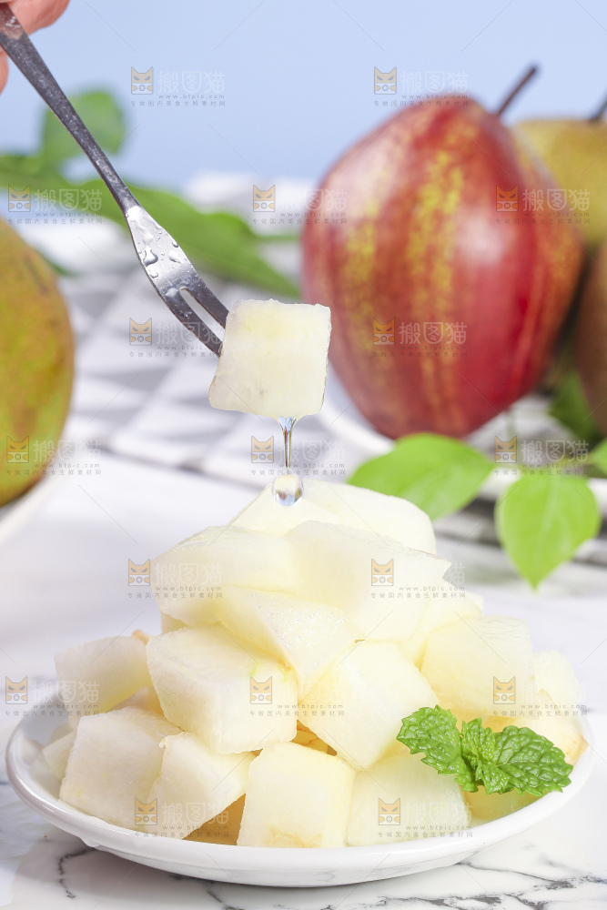 碟子里装着彩虹梨果肉