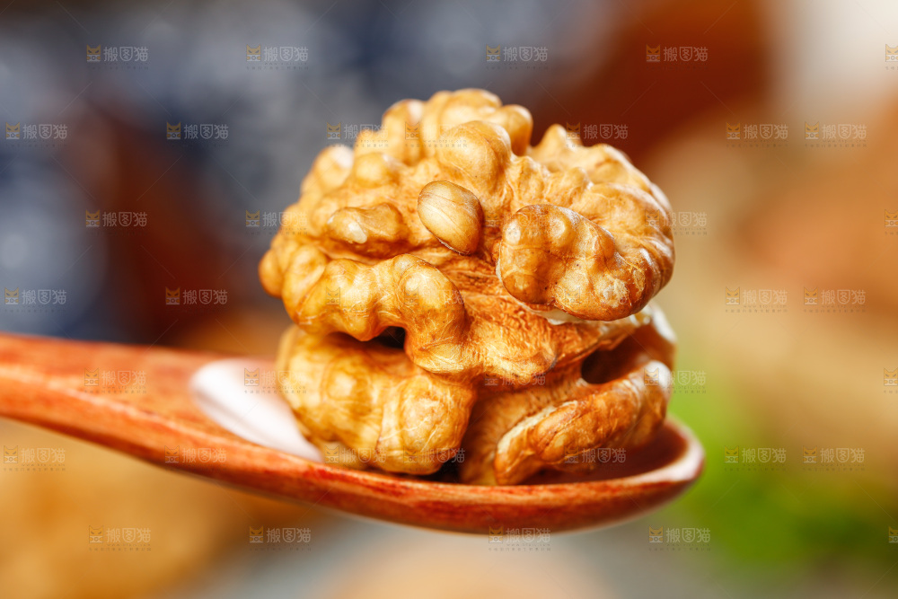 勺子里的核桃仁