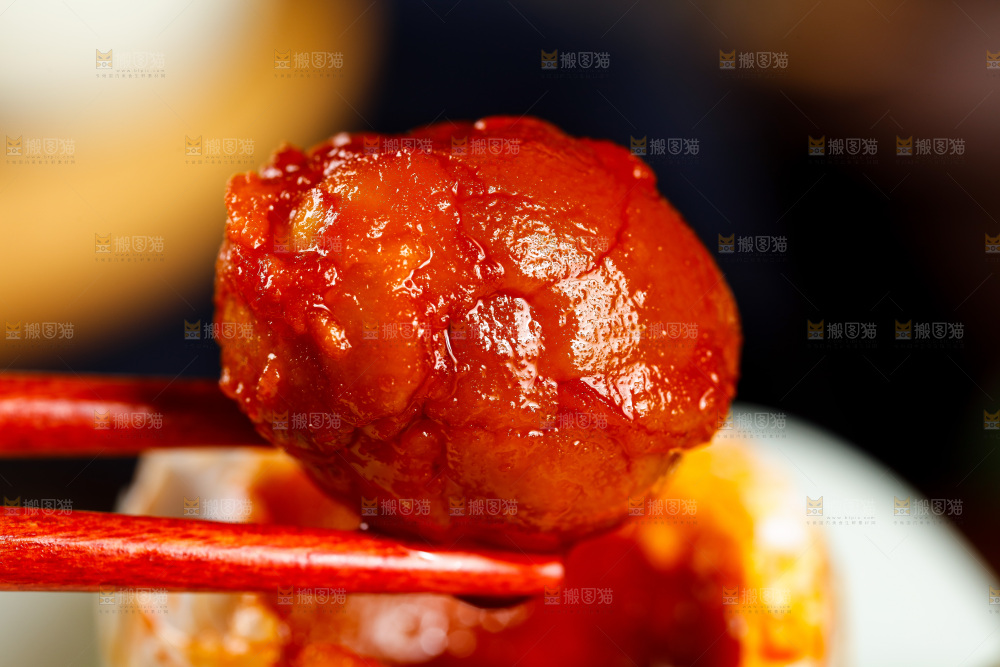深底上筷子夹着流油的海鸭蛋黄