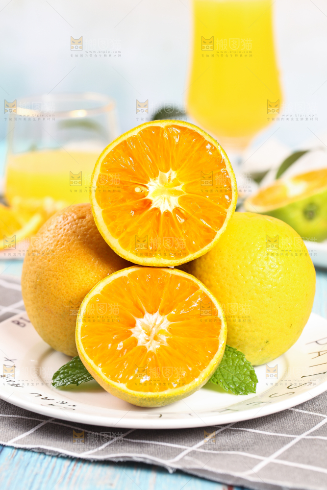 盘子里放着切开的夏橙