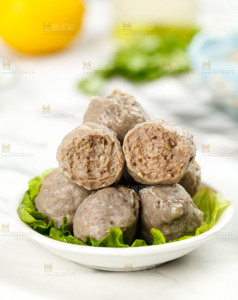 石板上放着一碟牛肉丸