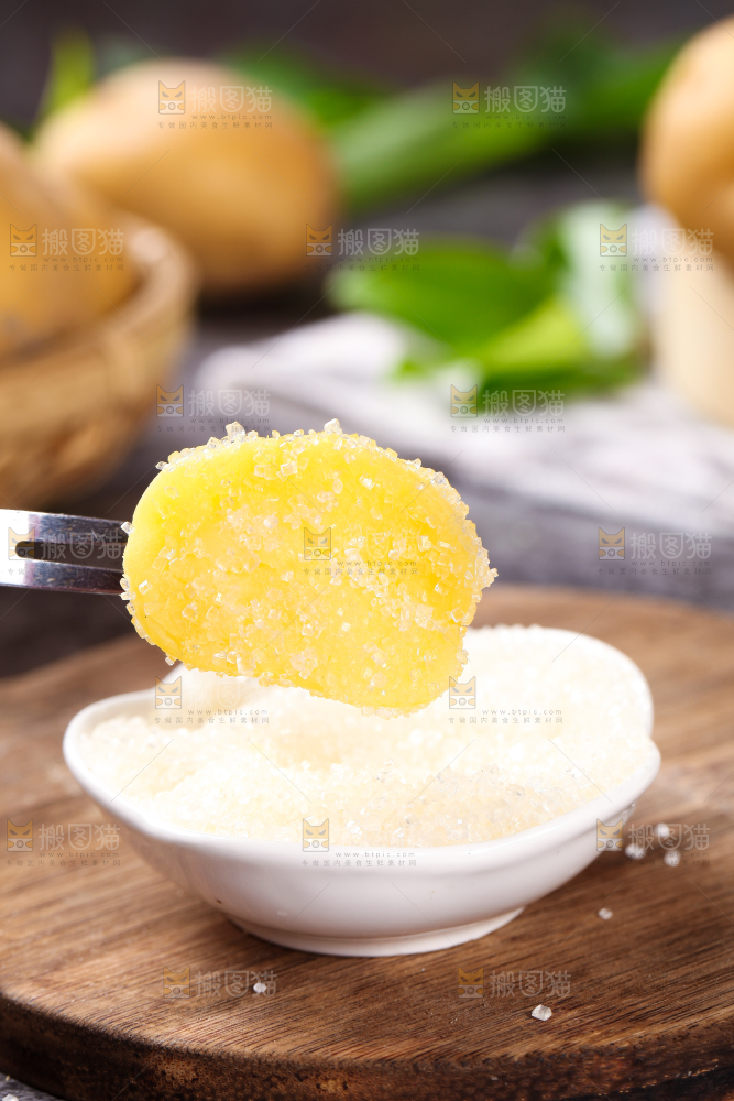 叉子叉着蘸糖的黄心熟土豆