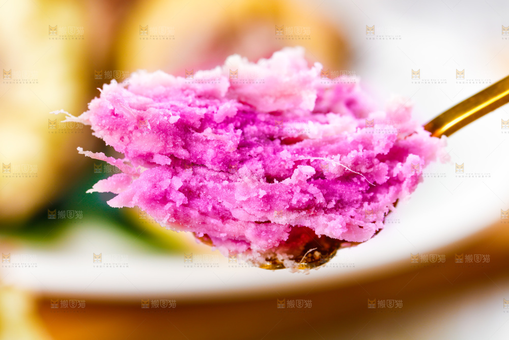 勺子里的冰淇凌红薯果肉