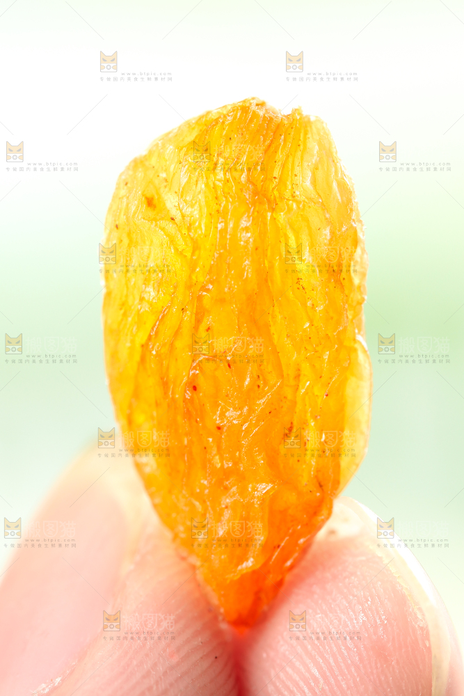蓝底上手拿一颗吐鲁番葡萄干