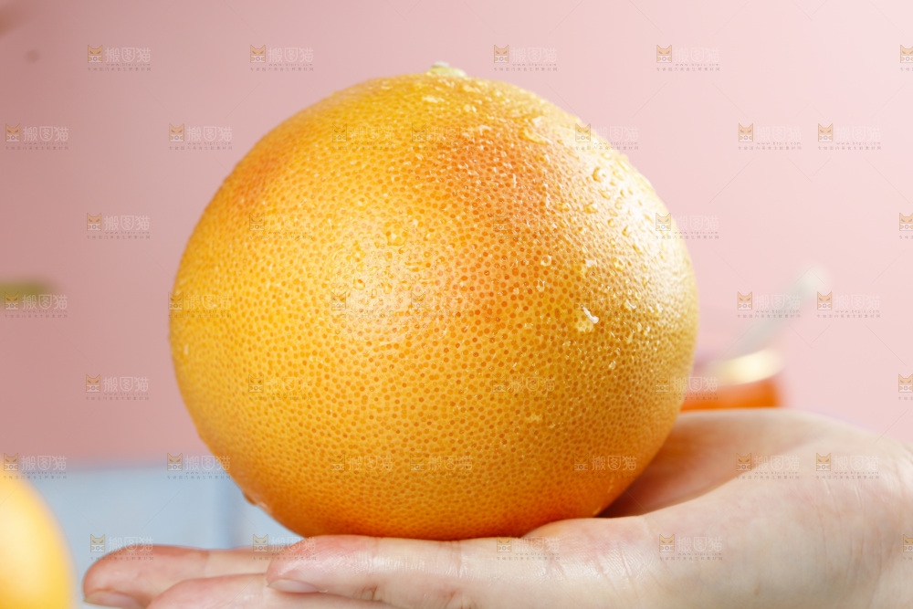 手拿红心西柚