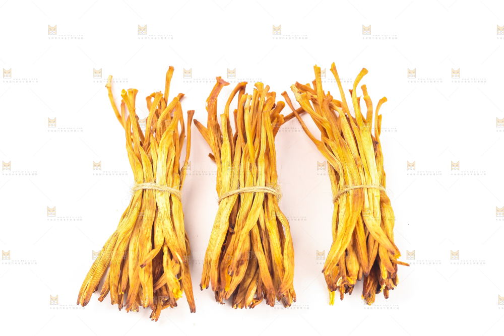 白底上放着捆着的干黄花