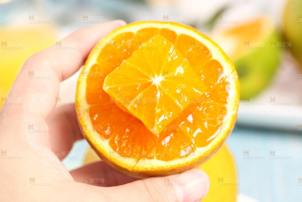手拿切开的秭归夏橙