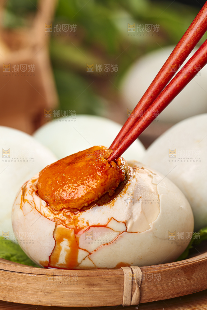 木底上的流油咸鸭蛋