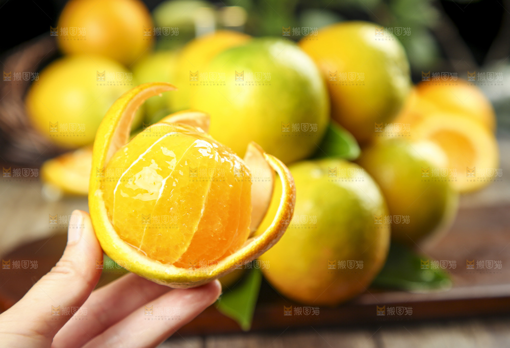 手拿削皮的夏橙