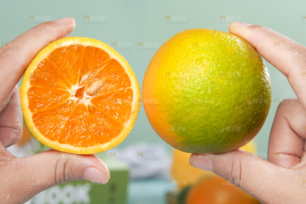 手拿切开的夏橙