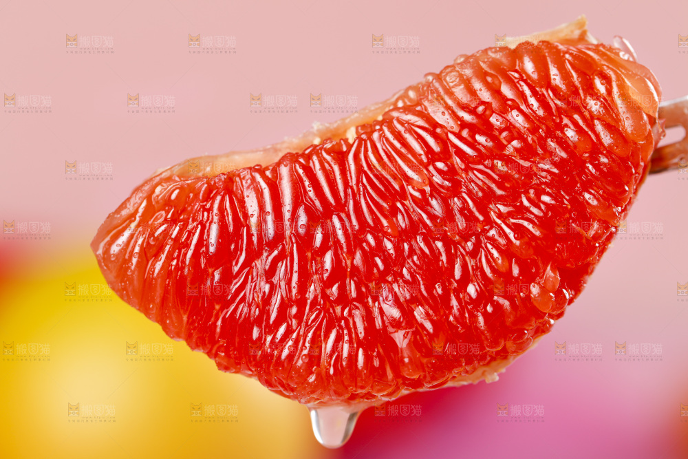 叉子叉着红心西柚果肉