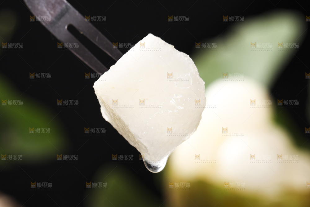叉子叉着黄花梨果肉